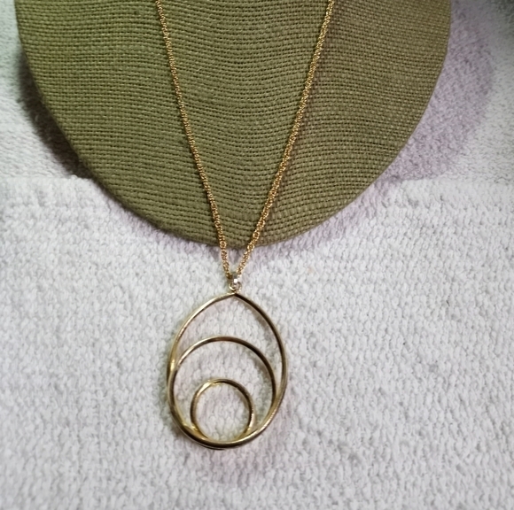 Large goldtone pendant on rope chain necklace - Picture 1 of 4